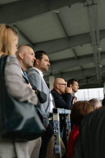Menschen in Business Kleidung stehen auf der Stadiontribühne
